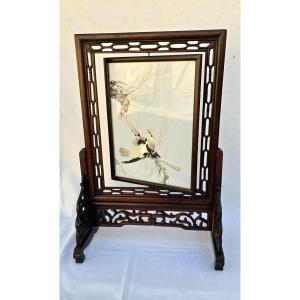 Chinese Table Screen In Carved Wood, Feather Marquetry Decoration On Silk