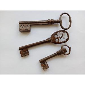 Set Of Three Antique Wrought Iron Keys Dating From The 16th, 17th And 18th Centuries