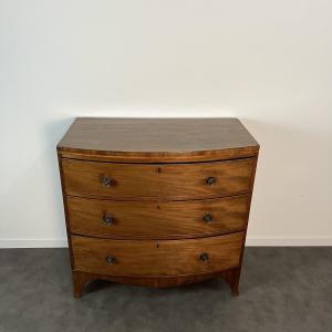 English George III Regency Period - Bow Front Chest Of Drawers - Mahogany Veneer, 19th Century 