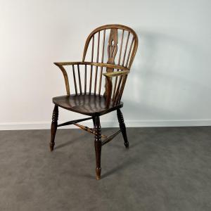English 19th Century Windsor Low Back Armchair In Solid Elm With Steam-bent Ash Back