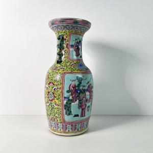Large 19th Century Vase In Chinese Famille Rose Porcelain With Imperial Yellow Ground, Qing