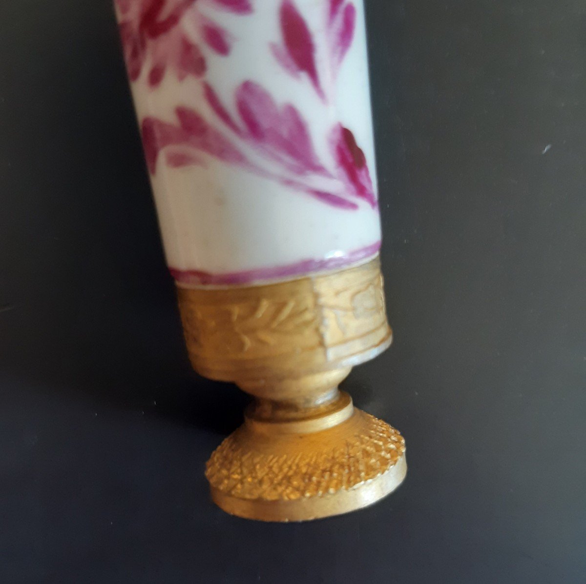 Elegante Timbro sigillo in porcellana decorata e metallo dorato-photo-4