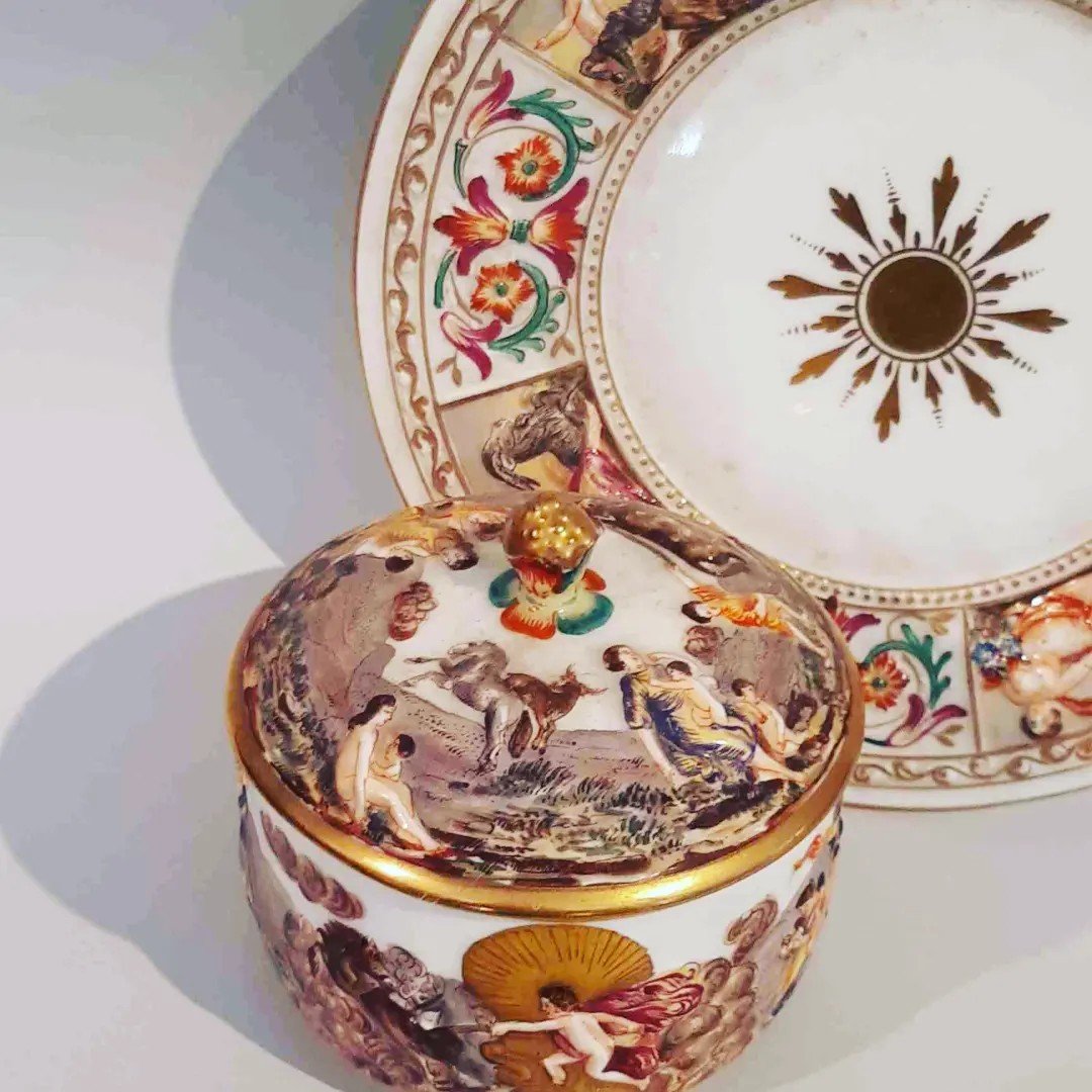 Particolare zuccheriera in porcellana policroma decorata a bassorilievo istoriato-photo-2