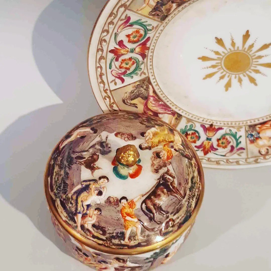 Particolare zuccheriera in porcellana policroma decorata a bassorilievo istoriato-photo-3