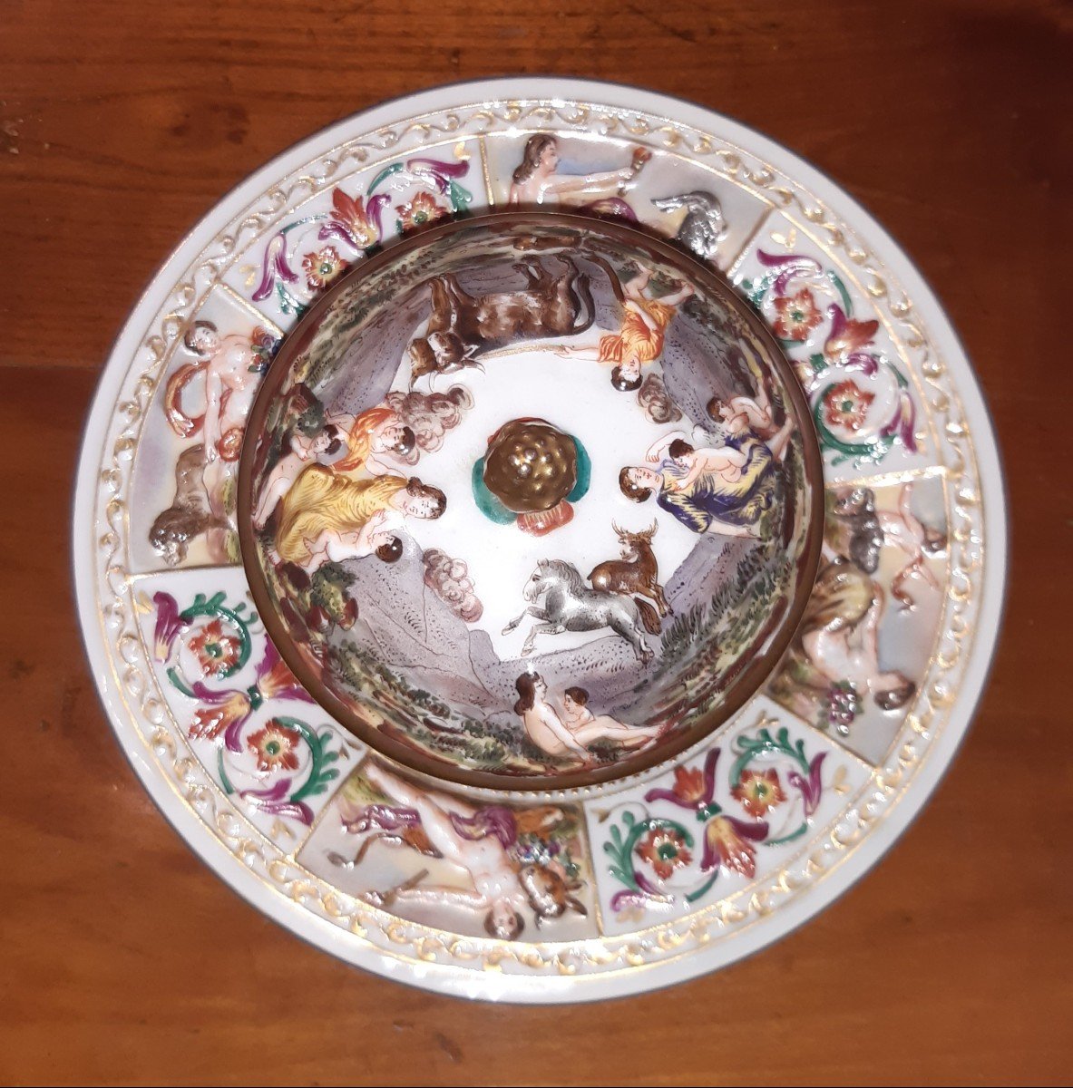 Particolare zuccheriera in porcellana policroma decorata a bassorilievo istoriato-photo-1