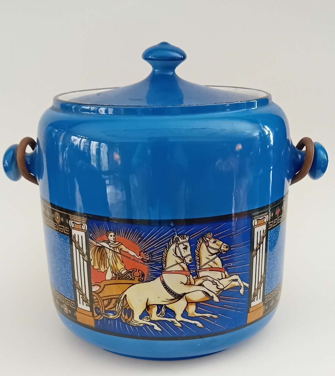 Cesto in ceramica a fondo blu con scene mitologica