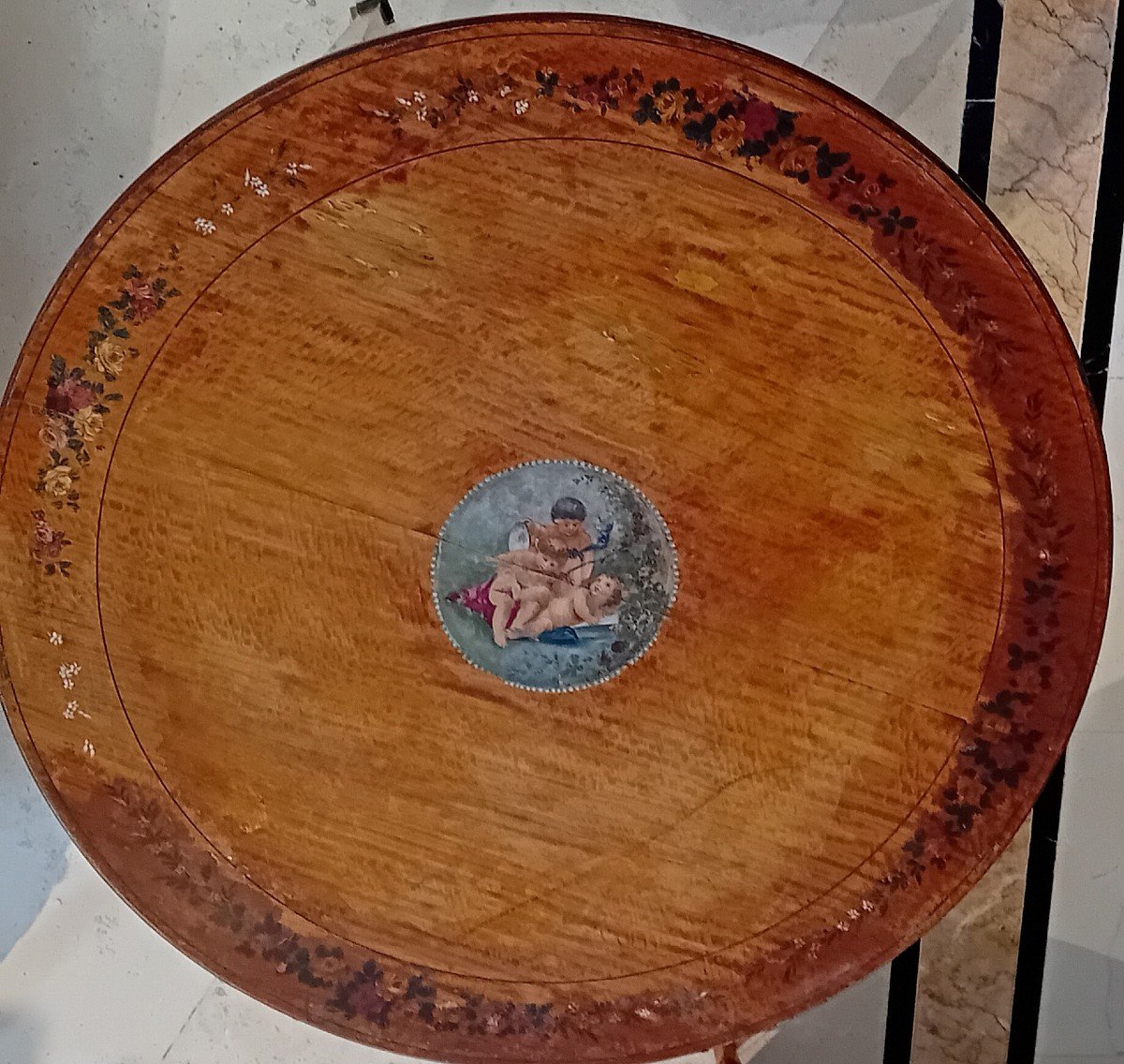 Elegante tavolino impiallacciato in acero e dipinto-photo-2