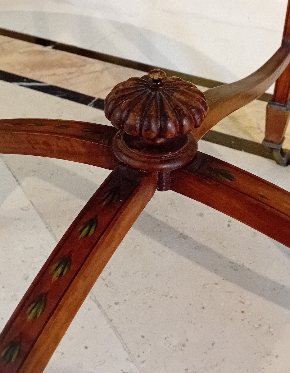 Elegante tavolino impiallacciato in acero e dipinto-photo-2