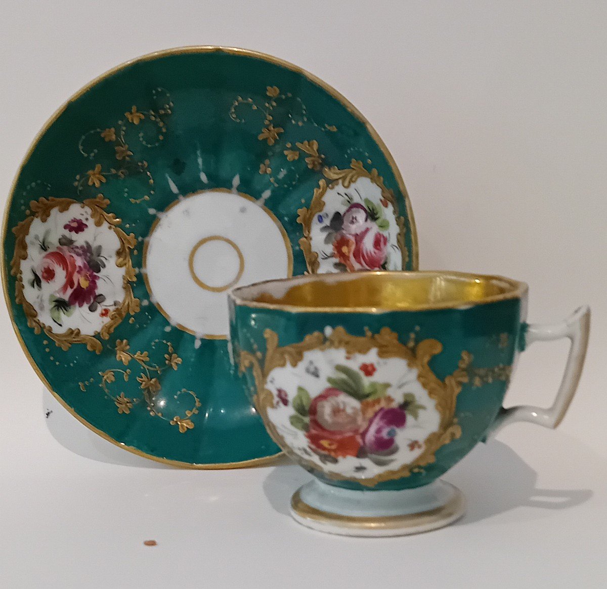 Elegante tazza con piattino porcellana europea policroma