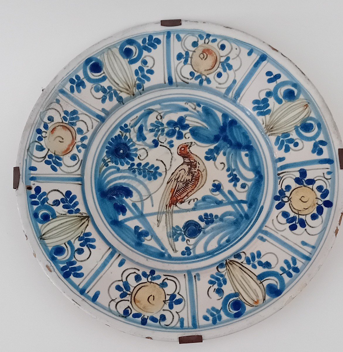Antico piatto in maiolica del XVII ° secolo