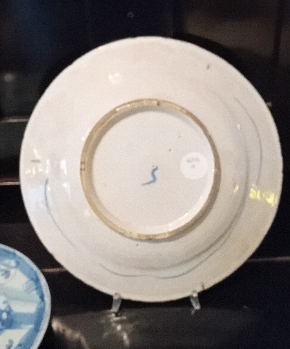 Due piatti in maiolica a decoro blu su fondo bianco-photo-4