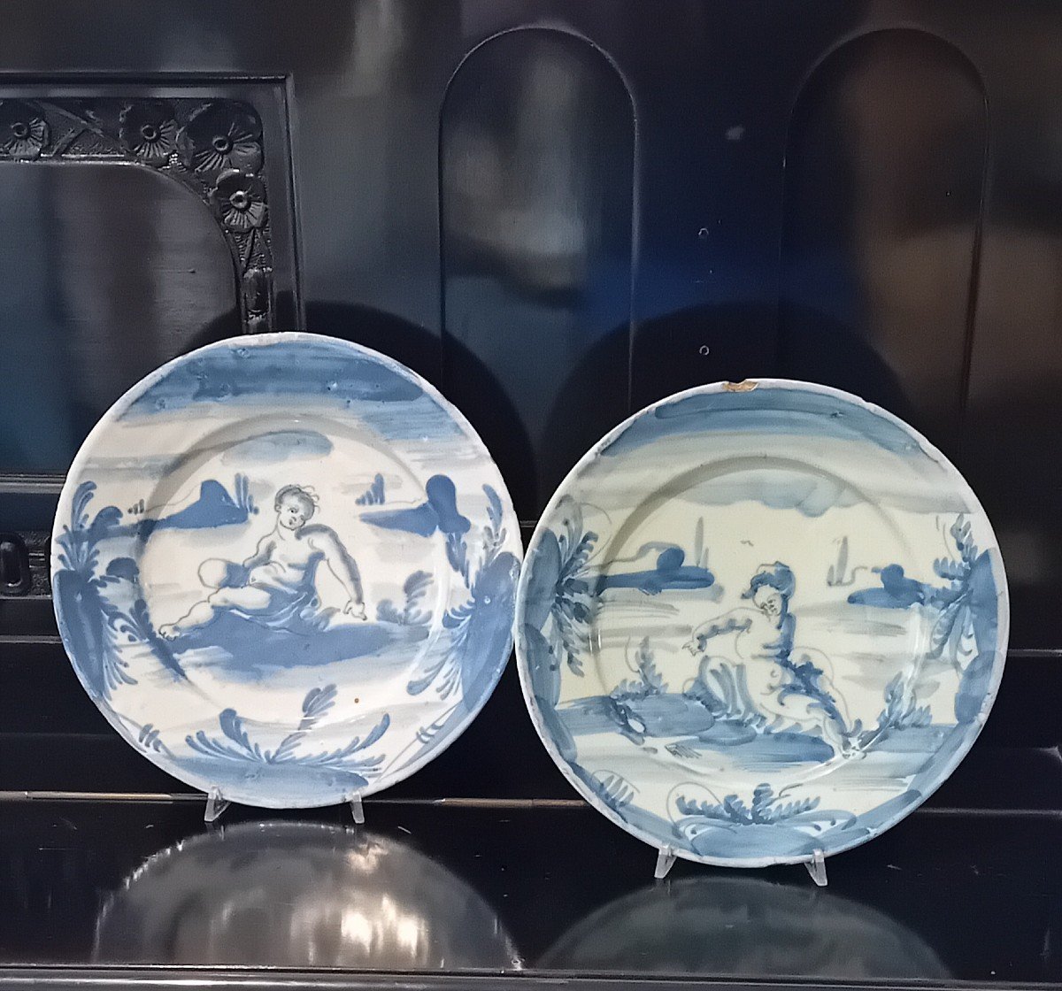 Due piatti in maiolica a decoro blu su fondo bianco-photo-1