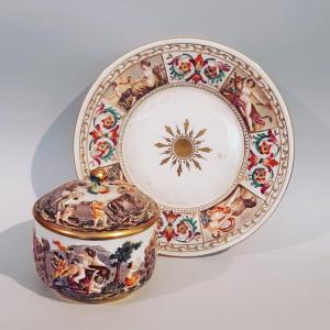 Particolare zuccheriera in porcellana policroma decorata a bassorilievo istoriato