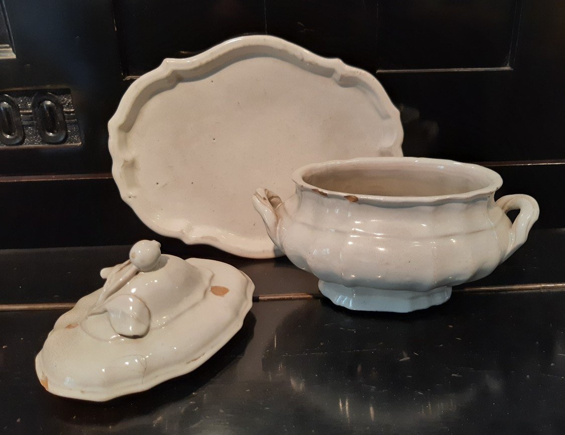 antica salsiera con coperchio e vassoio in maiolica bianca del 700-photo-2
