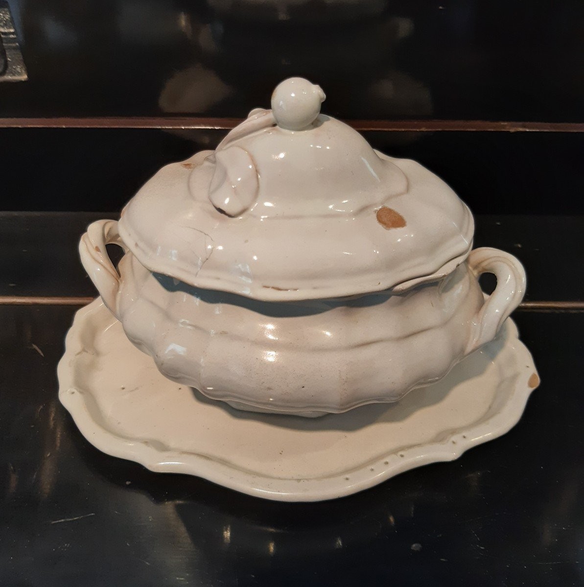 antica salsiera con coperchio e vassoio in maiolica bianca del 700-photo-4