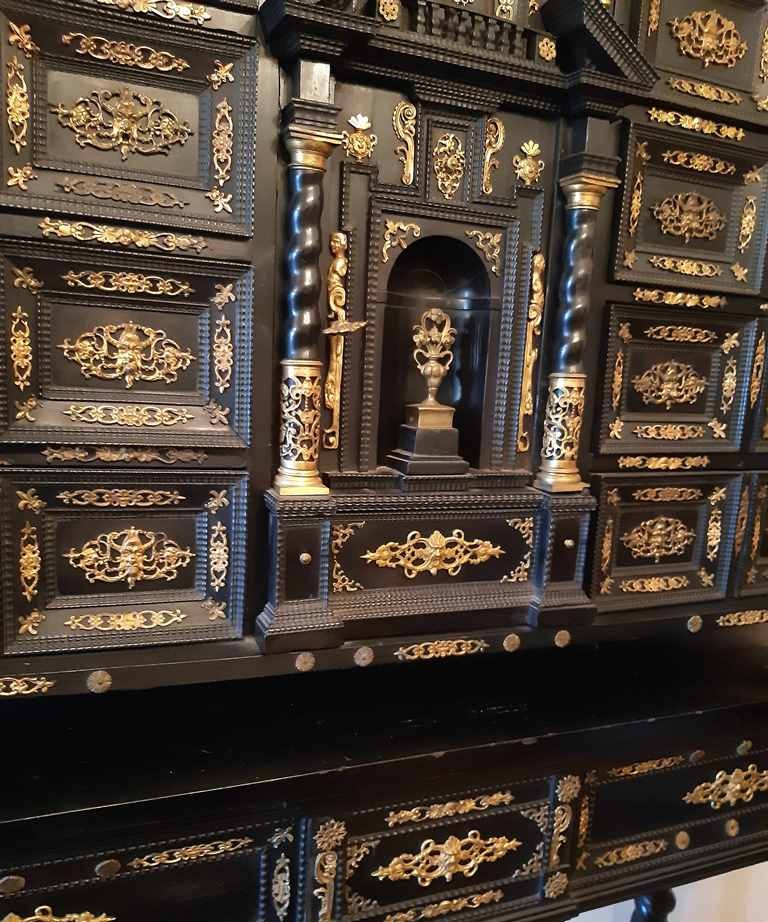 importante cabinet italiano in ebano e bronzi dorati