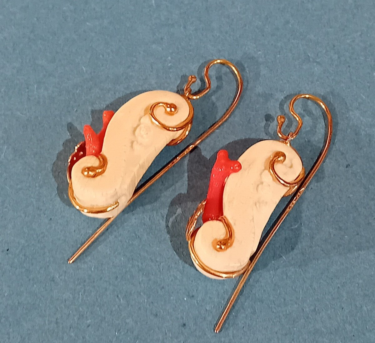 coppia di orecchini in avorio,corallo e oro