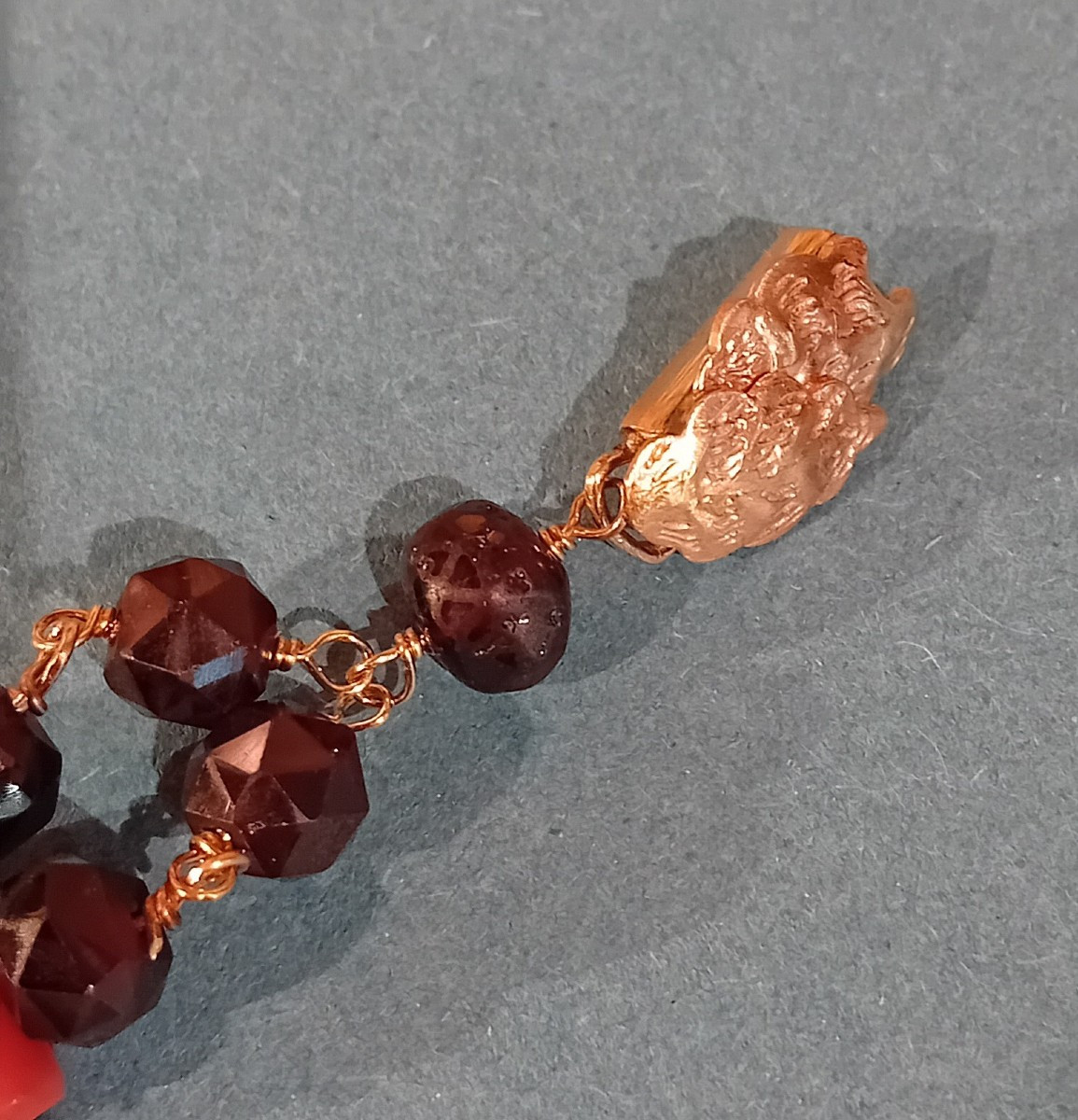 bracciale realizzato in antichi granati,corallo di Sciacca e oro-photo-2