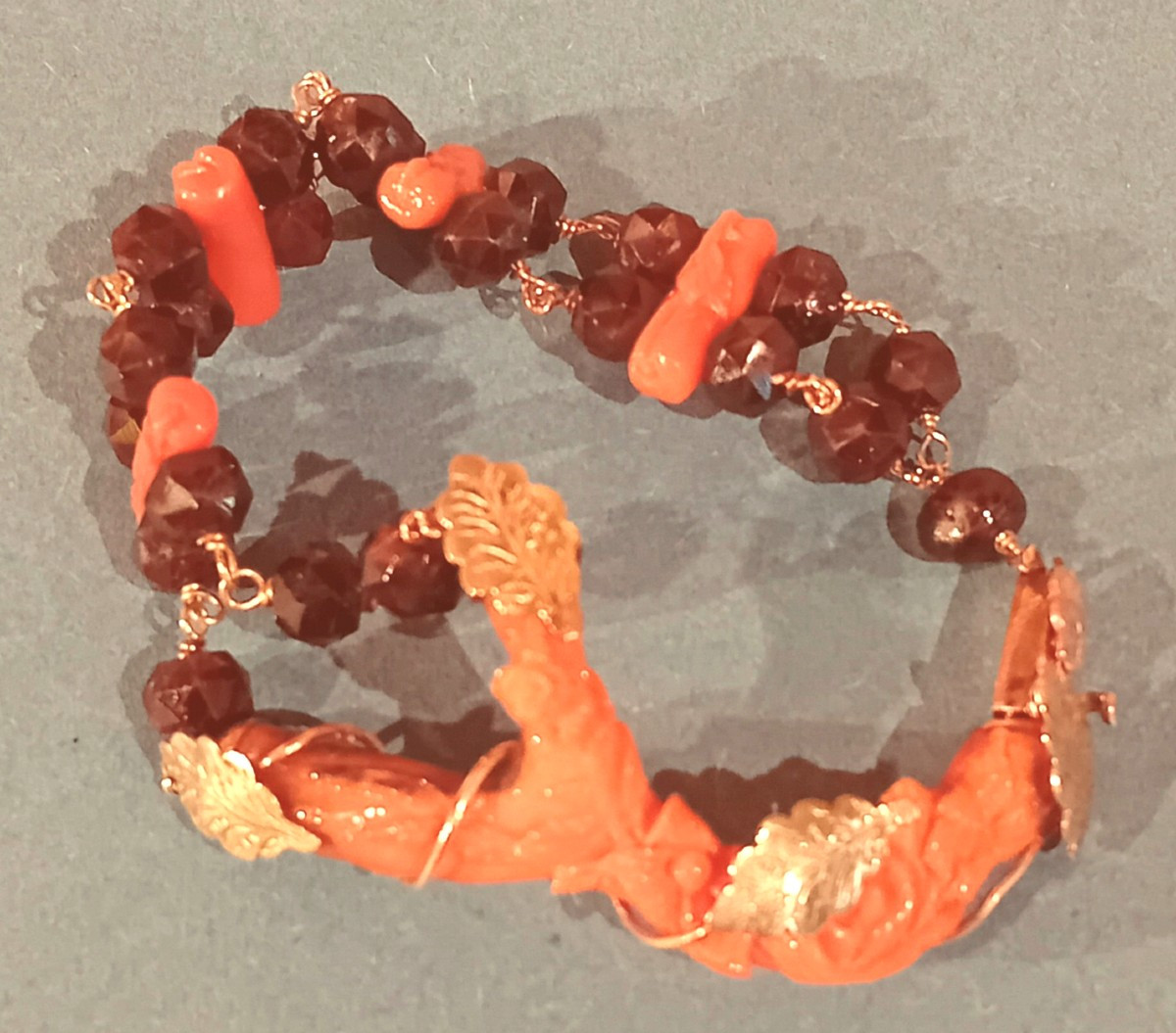 bracciale realizzato in antichi granati,corallo di Sciacca e oro