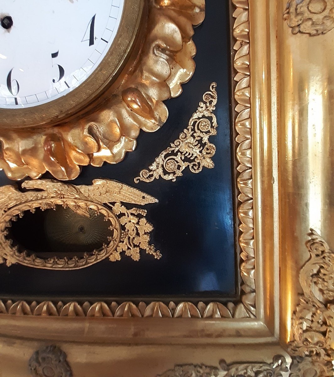 Antico orologio a pendolo Impero da parete in legno dorato -photo-4