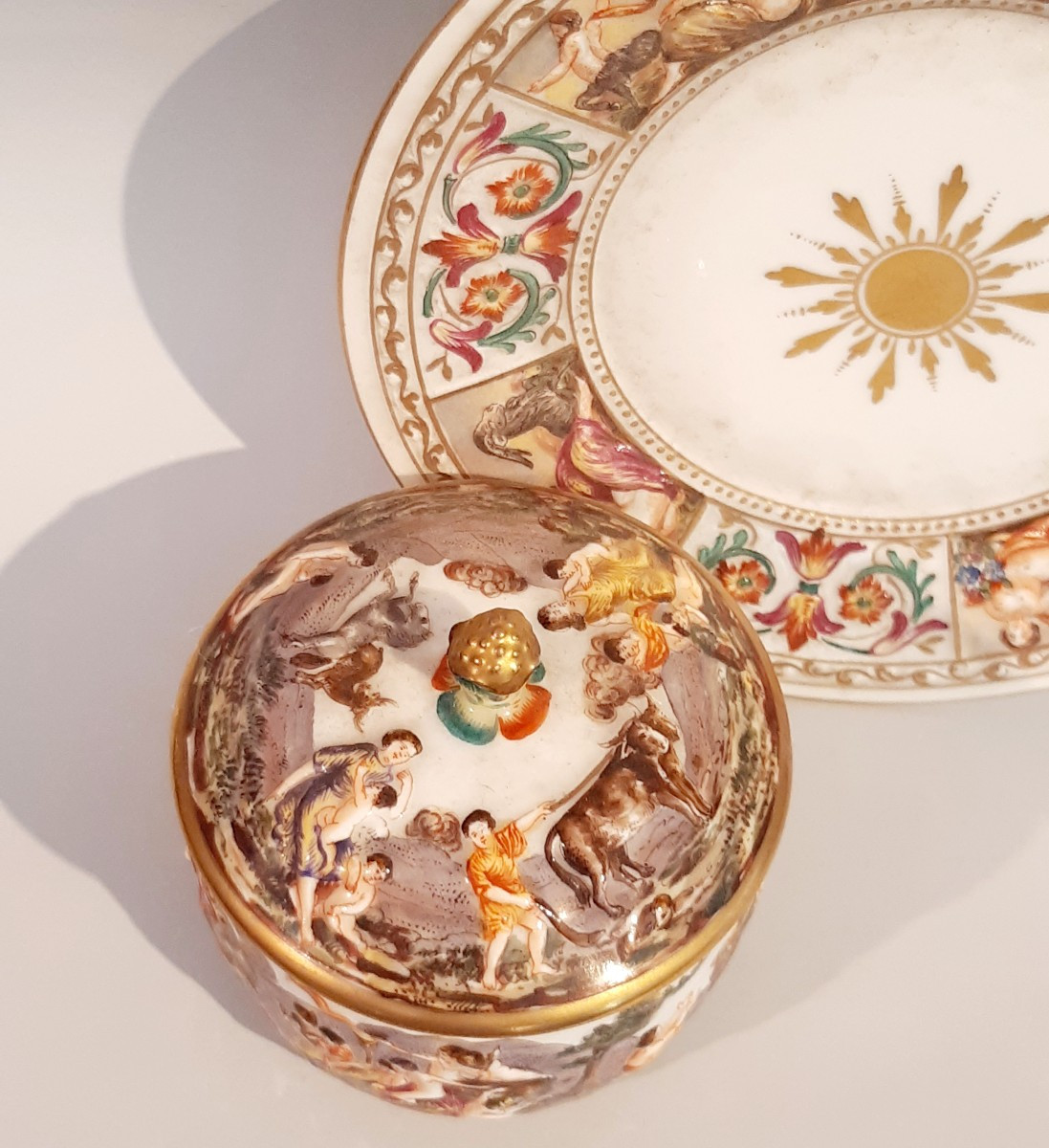 antica zuccheriera in porcellana con piatto decorata a rilievo-photo-2