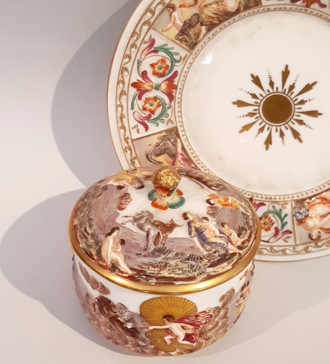 antica zuccheriera in porcellana con piatto decorata a rilievo-photo-3