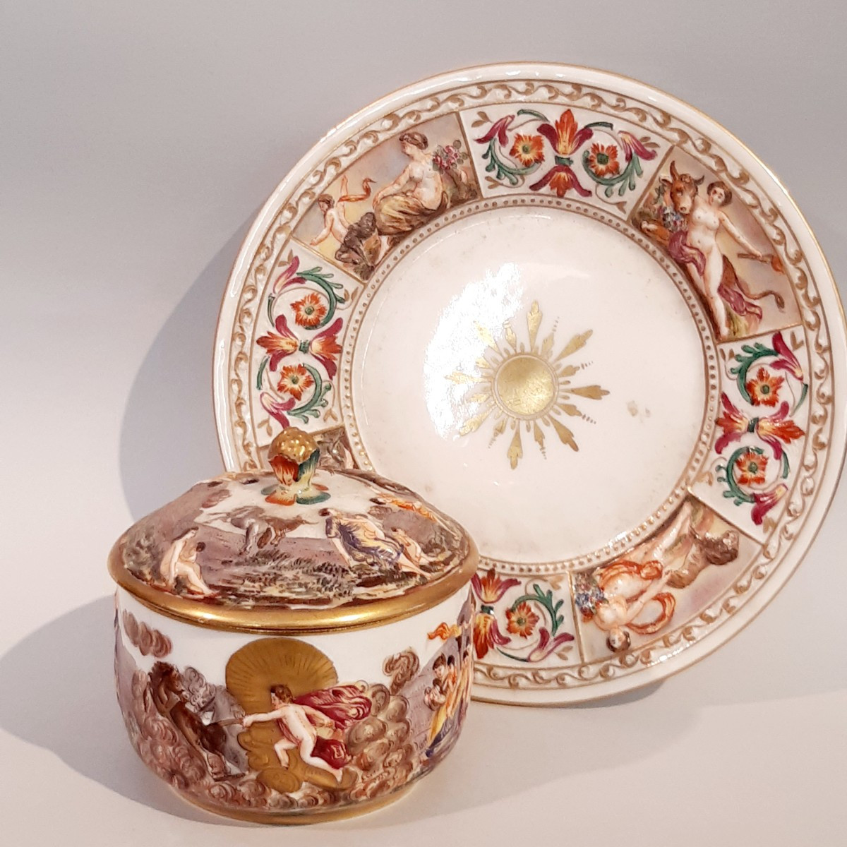 antica zuccheriera in porcellana con piatto decorata a rilievo