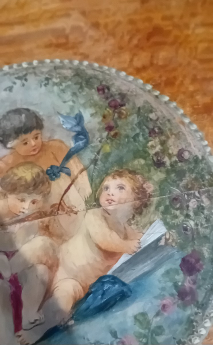 antico tavolo riccamente decorato con elementi dipinti-photo-2