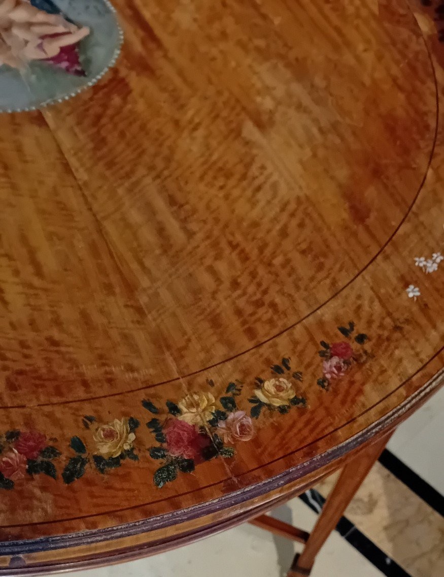 antico tavolo riccamente decorato con elementi dipinti-photo-3