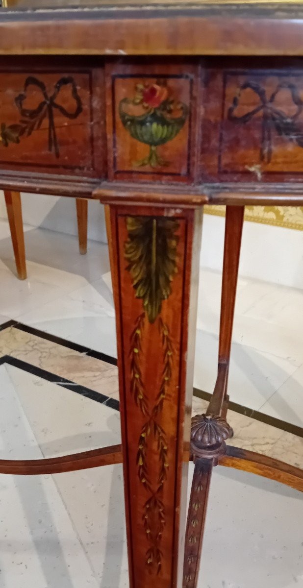antico tavolo riccamente decorato con elementi dipinti-photo-2