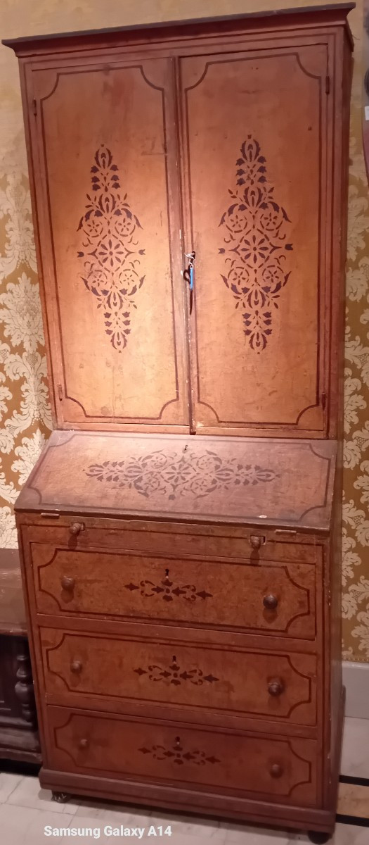 trumoncino in legno laccato e dipinto a motivi stilizzati