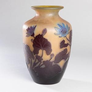 Emile Gallé (1846-1904), vase en verre multicouche à décor de fleurs bleues, XIXe