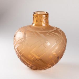 Daum - Nancy- France, vase pansu en verre teinté topaze, XXe