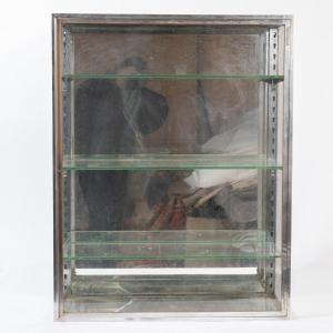 Vitrine murale de boutique en m&eacute;tal sur fond de miroir, XXe