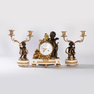Belle garniture de cheminée aux putti en marbre et bronze à double patine, XIXe