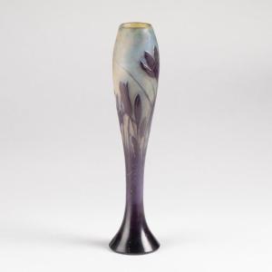 Emile Gall&eacute; (1846-1904), vase soliflore en verre multicouche &agrave; d&eacute;cor de fleurs de crocus, XIXe