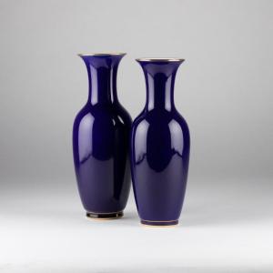 Manufacture de S&egrave;vres, deux vases balustre en porcelaine bleue et dor&eacute;e, XIXe