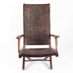 Fauteuil pliant en cuir frappé et bois de style Aztèque, XXe