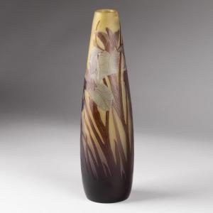 Emile Gallé (1846-1904),  vase aux iris en verre multicouche, XIXe
