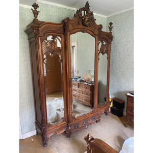 Armoire et lit de style Louis XV en noyer sculpté, XIXe