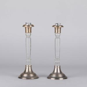 Paire de bougeoirs en résine et métal argenté, XXe
