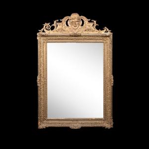 Miroir &agrave; fronton de style R&eacute;gence en bois dor&eacute;, XIXe