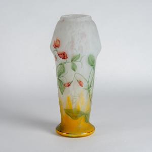 Daum Nancy à la croix de Lorraine,  vase en verre  gravé à l'acide et émaillé à décor de fleurs, XIXe
