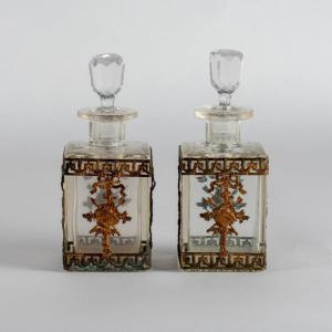 Paire de flacon &agrave; parfum en verre taill&eacute; et laiton dor&eacute;, XXe