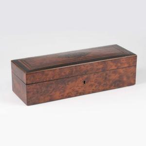 Coffret en placage de loupe et capitonné, XIXe