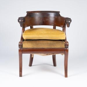Fauteuil de bureau de forme gondole en acajou &agrave; t&ecirc;tes de b&eacute;liers de style restauration, XIXe