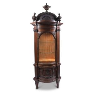 Vitrine d'apparat au dôme en noyer richement sculpté,  XVIIIe