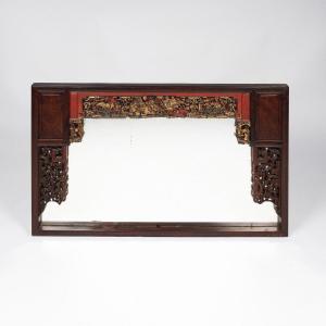 Miroir en bois exotique finement sculpt&eacute;, laque rouge et dorure, Chine, XIXe