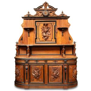 Meuble de Relais de cHasse, buffet deux corps en noyer sculpt&eacute;, XIXe