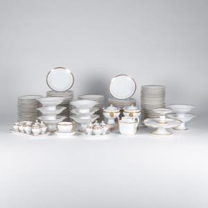 Service de table en porcelaine blanche à filet doré, XXe